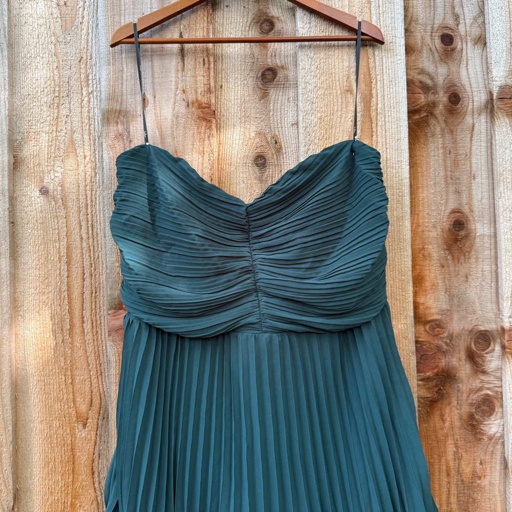 🌿 Emerald Green Sweetheart Pleated Chiffon Tiered Maxi Dress 🌿 - Picture 3 of 9